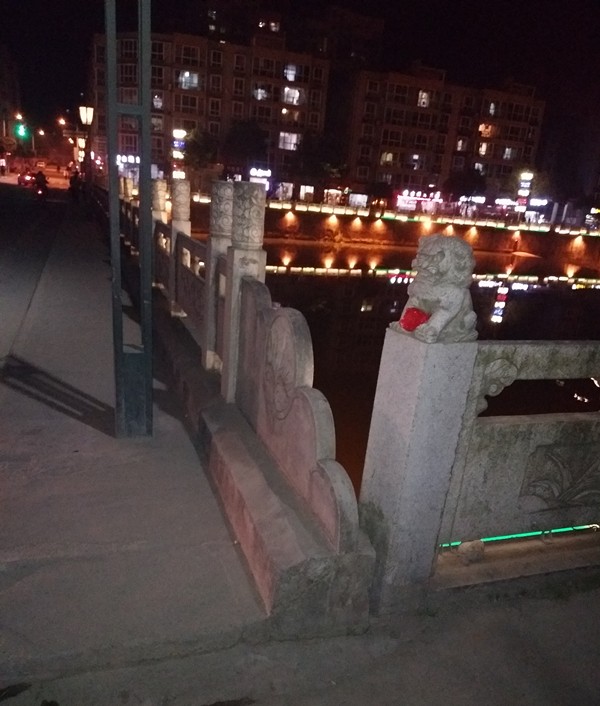 老人翻出大桥护栏欲轻生！！危急时刻水情形公司职工一把拽住