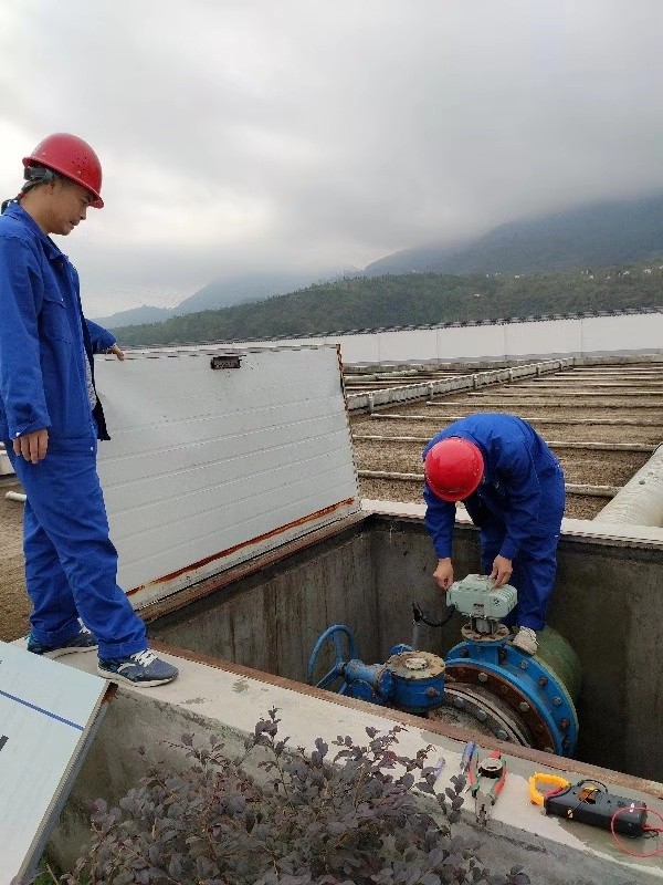 老人翻出大桥护栏欲轻生！！危急时刻水情形公司职工一把拽住