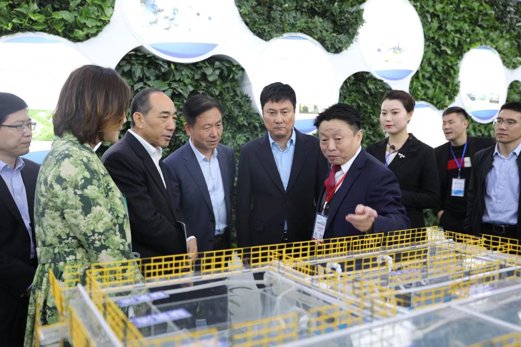 陕西省人大常委会副主任、、、省总工会主席郭大为一行旅行我公司笔直流迷宫手艺