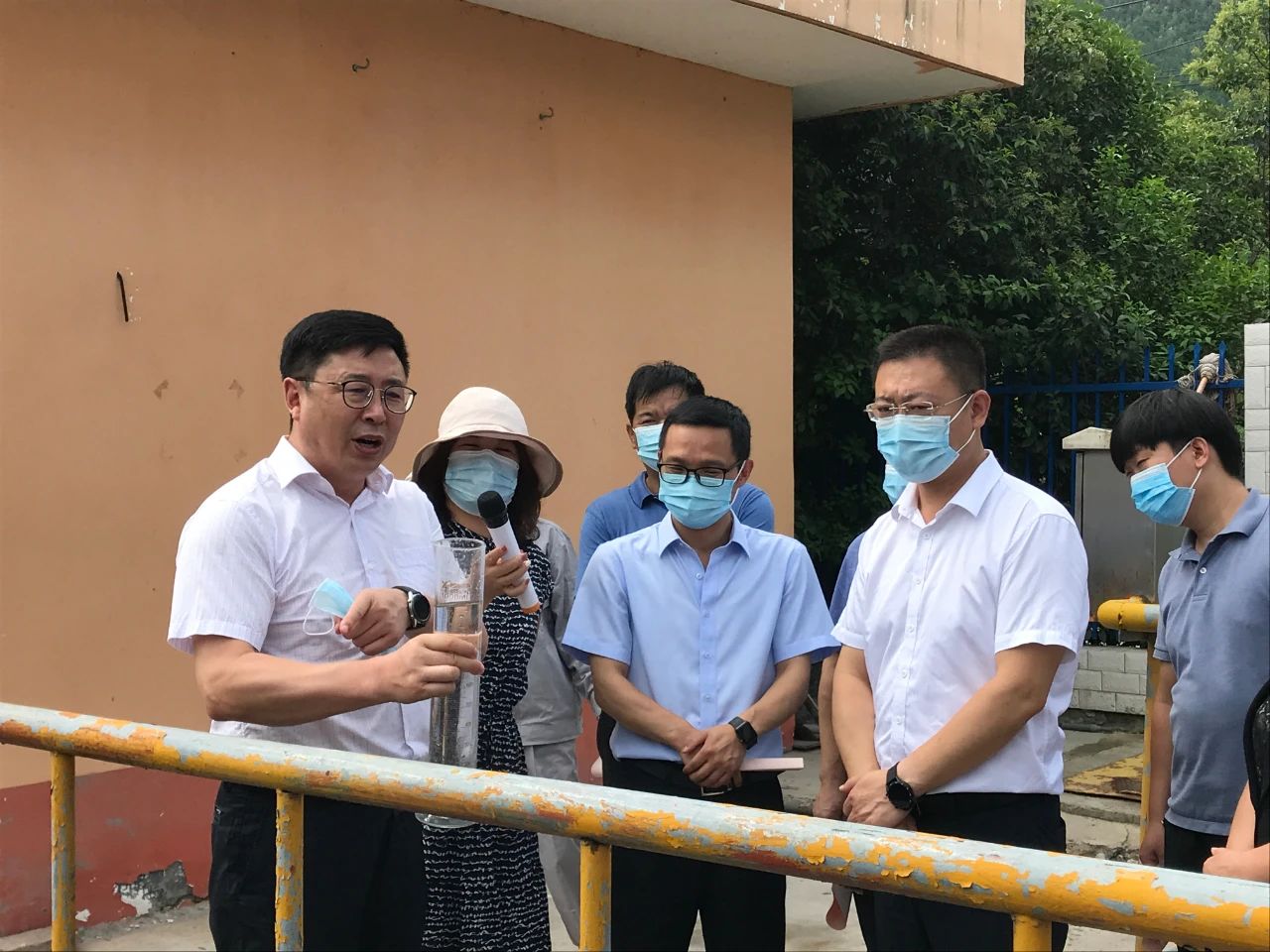 丹凤县政协主席周建政一行到丹凤县污水处理厂开展县域生态情形；；ぷㄌ獾餮